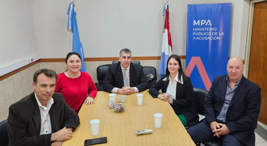 El fiscal Regional Carlos Vottero, la presidente comunal de Ambrosetti, Dianela Michlig, e integrantes de la administración comunal.