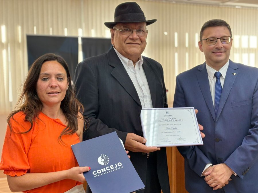 Valeria Soltermam y Lisandro M&aacute;rsico entregan la declaraci&oacute;n al artista Julio Cepeda.