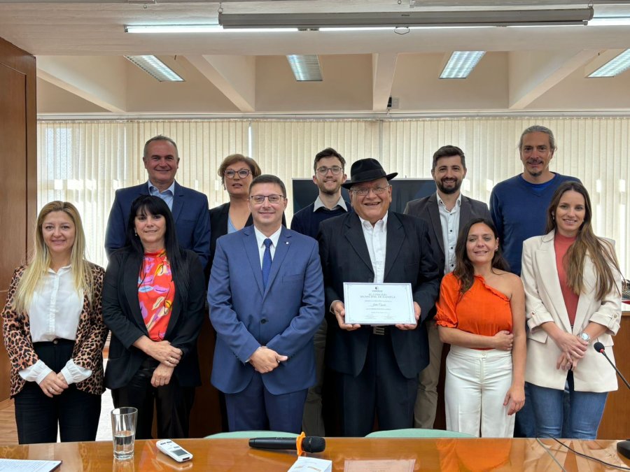 Julio Cepeda se retrata junto a los concejales. (FOTO PRENSA CONCEJO)