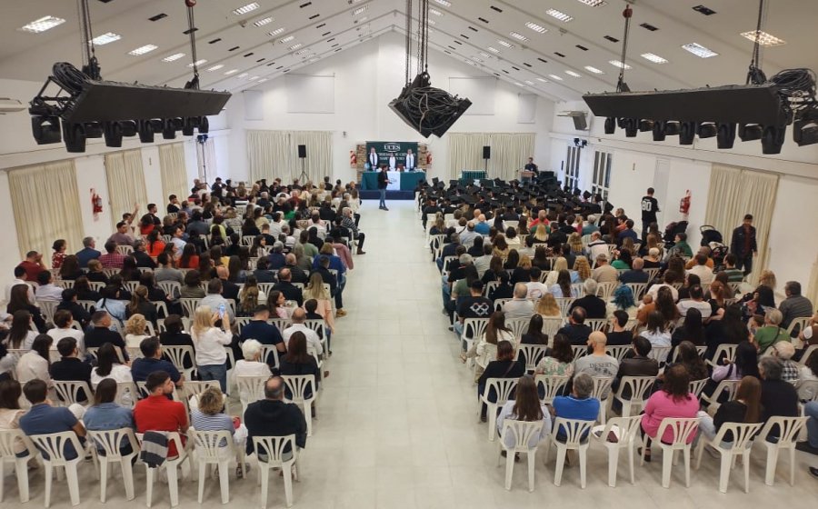 Más de 70 graduados junto a sus familias.