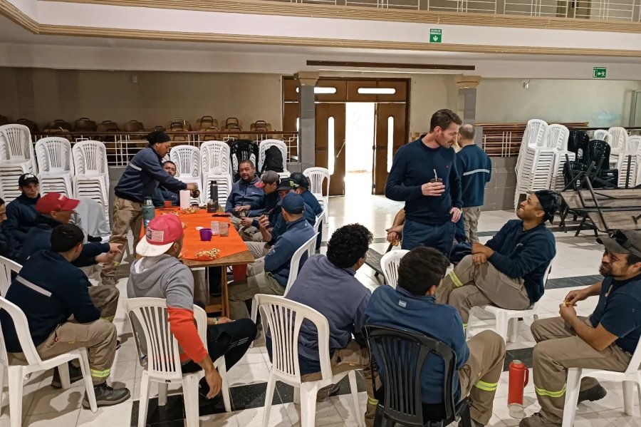 Gonzalo Aira compartiendo con el equipo de recolección.