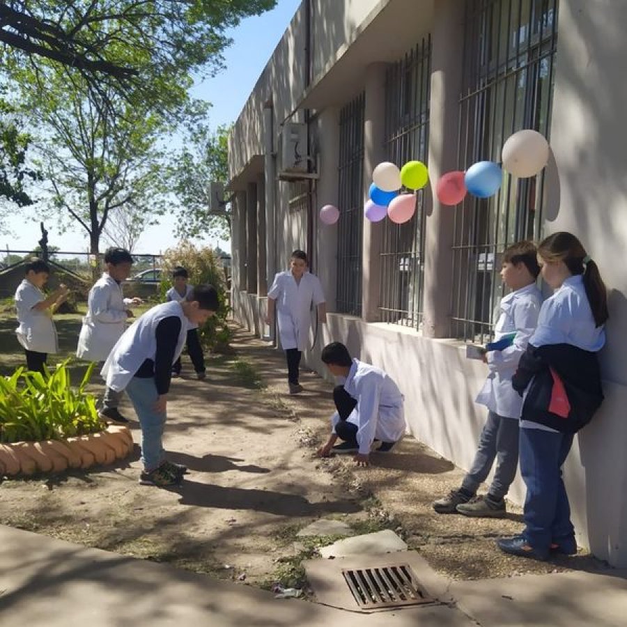 El establecimiento ornado para el festejo.