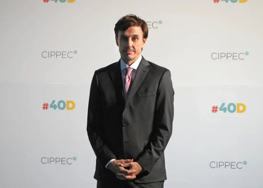 La renuncia del funcionario.