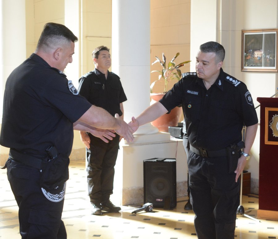 El subjefe de Policía de la Provincia, Daniel Filchel pone en funciones al nuevo jefe de la Unidad Regional V, Carlos Pagano. Atrás, el nuevo subjefe Fernando Martin Mendoza.