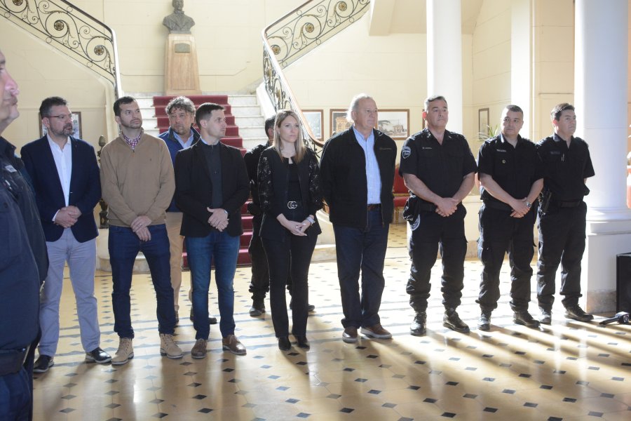 <i>Las autoridades del Ministerio de Justicia y Seguridad, de la Municipalidad de Rafaela y los nuevos jefes policiales encabezaron el acto.</i>