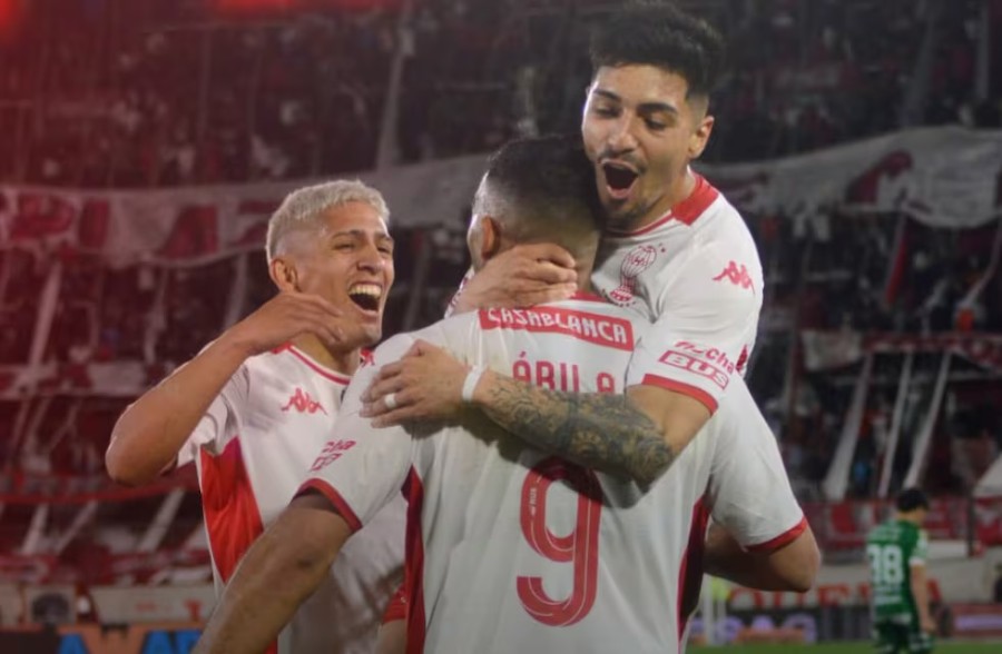 Ramón Ábila celebra el 3-1 ante Sarmiento.