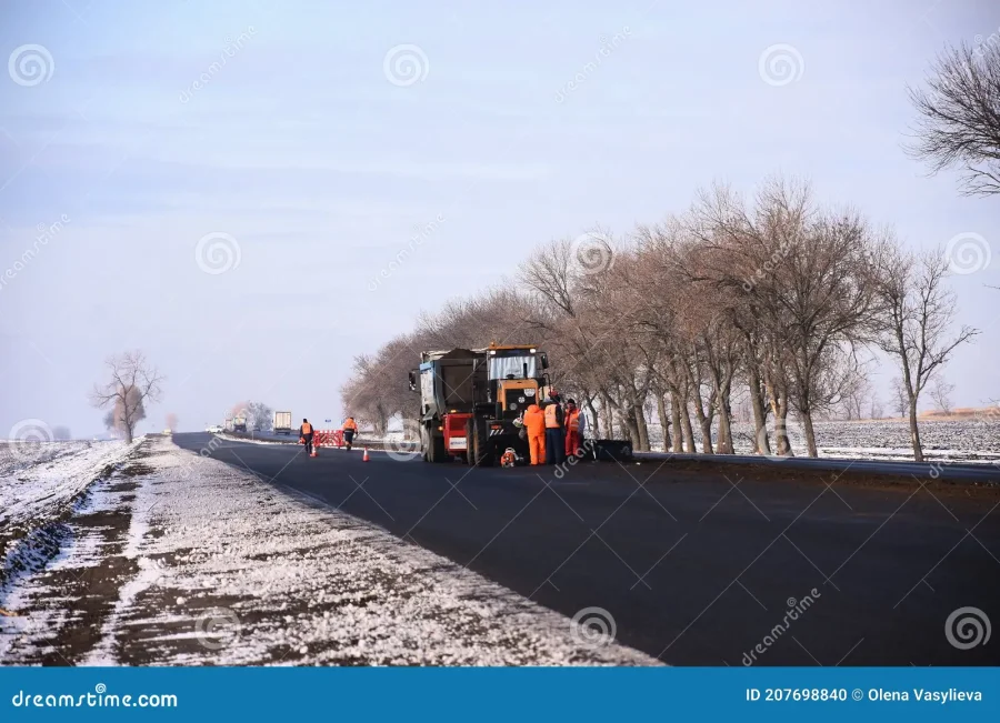 Trabajadores viales reparando una ruta.
