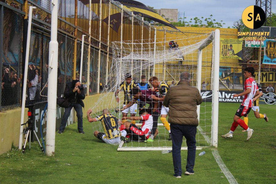 FORCEJEO. Jugadores de Olimpo y 9 de Julio dentro del arco luego que Acosta anotara de penal el primer tanto.