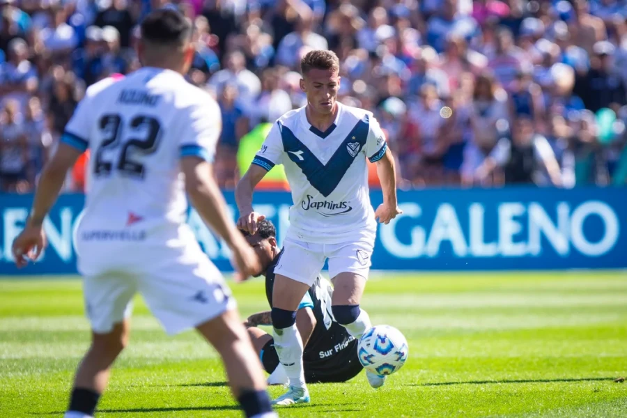 GOLEADOR. Braian Romero sigue derecho para el arco.