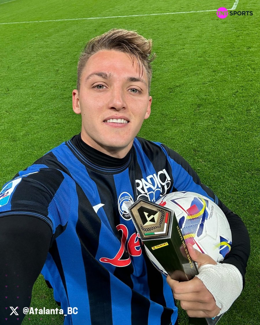 POR TRIPLICADO. Retegui se tomó la selfie después del partido.