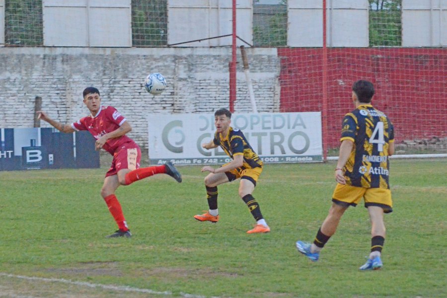 LO DEFINIO EN EL FINAL. Luego de un trámite cerrado, Ferro mostró su jerarquía en los minutos finales.