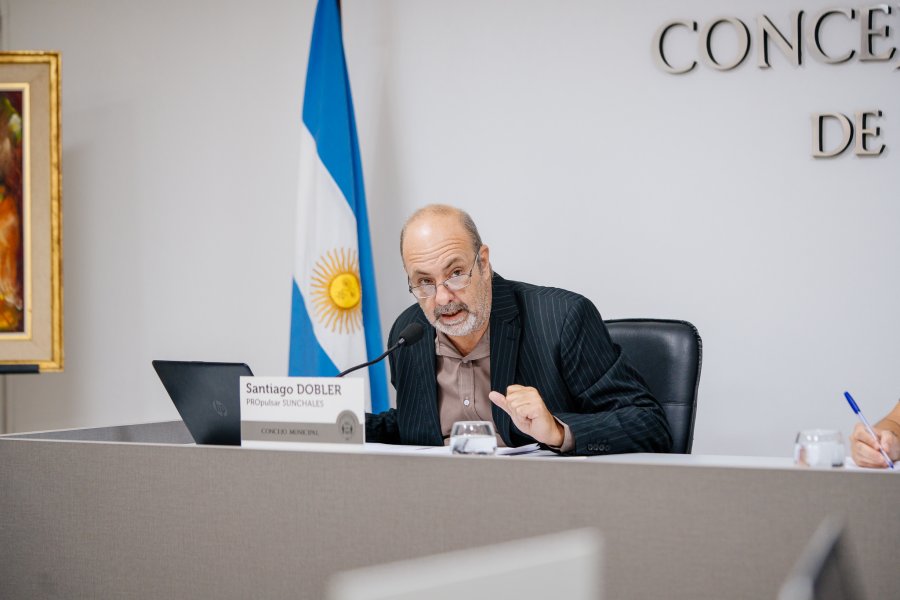 Santiago Dobler presidiendo la sesi&oacute;n del Concejo.