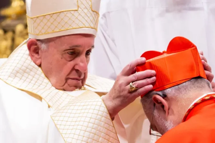 El Papa Francisco coloca la birreta roja al cardenal Crist&oacute;bal L&oacute;pez Romero de Rabat (Marruecos).