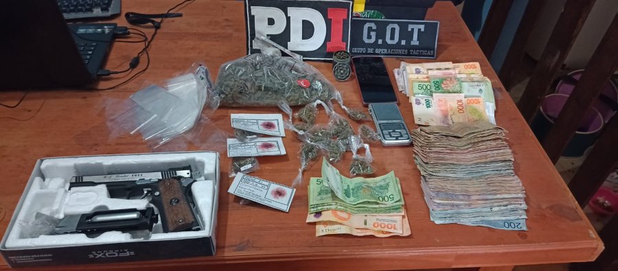 <i>Un arma, drogas y dinero en efectivo fueron secuestrados en los allanamientos.</i>