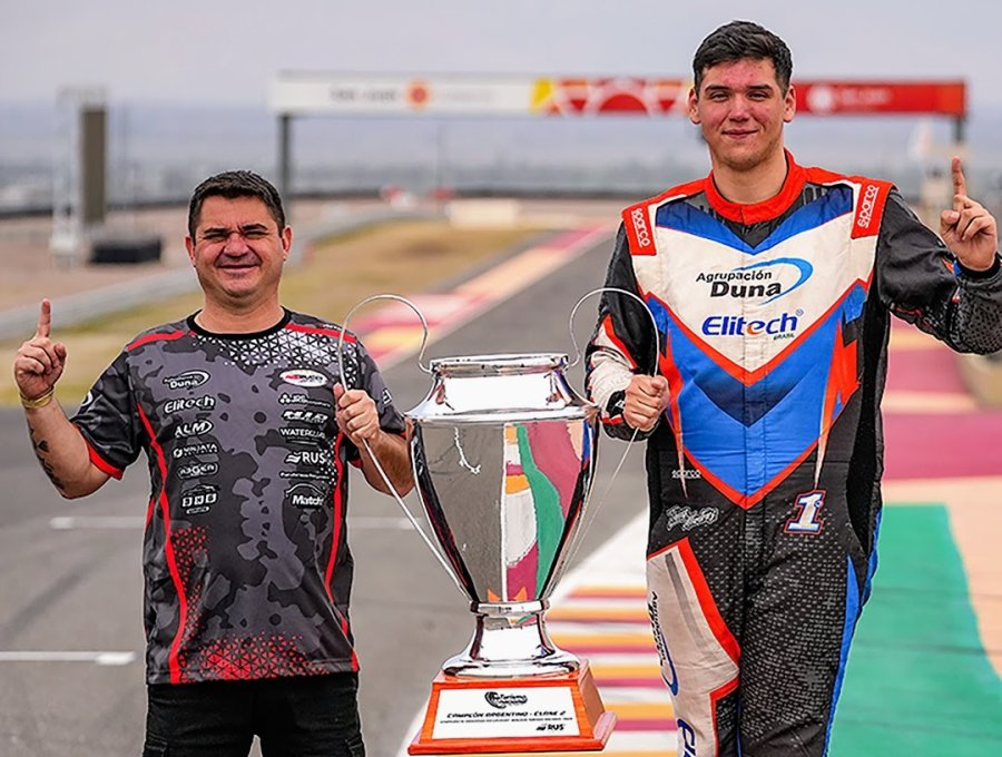 Alejandro Bucci y Thiago Martínez con la copa lograda en la fecha disputada en San Juan.