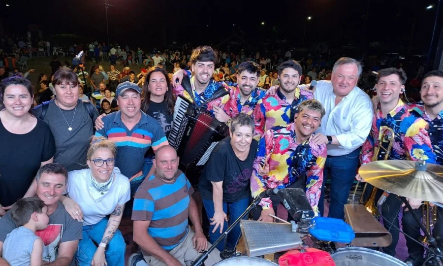 Autoridades  y artistas durante la celebraci&oacute;n.