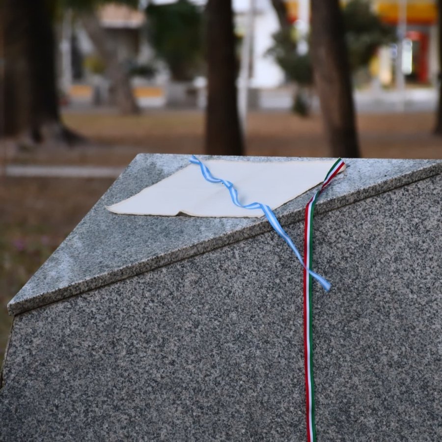 Est&aacute; ubicado en la plaza Libertad.