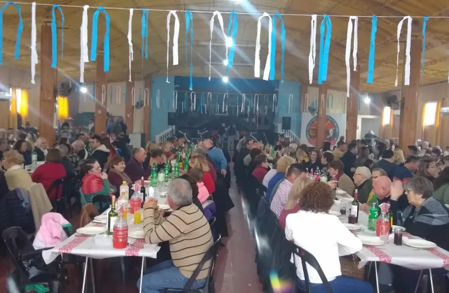 El sal&oacute;n comunal durante una celebraci&oacute;n.