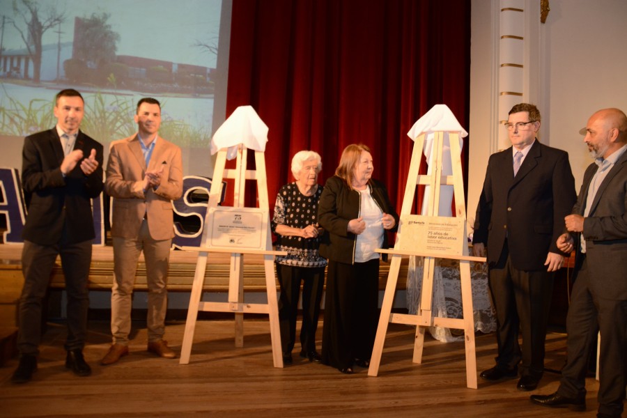 Eduardo Ocampo, Mauro Gilabert,Aid&eacute; Cordero, Liliana Risso, Diego Colombo y Dardo Cejas en el descubrimiento de placas recordativas.