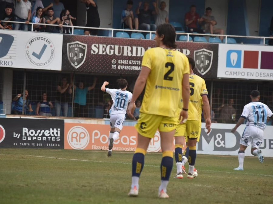 Dylan Gissi, que no la pasó para nada bien en Alberdi, habló de sobornos en el ascenso.