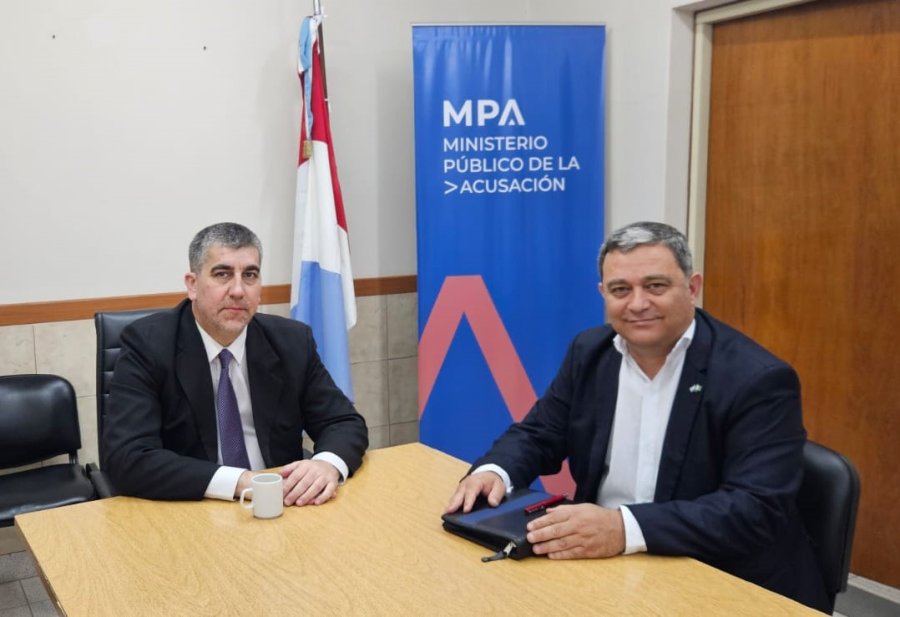 El fiscal regional Carlos Vottero junto al presidente comunal de Arrufó Cristian Piumetti.