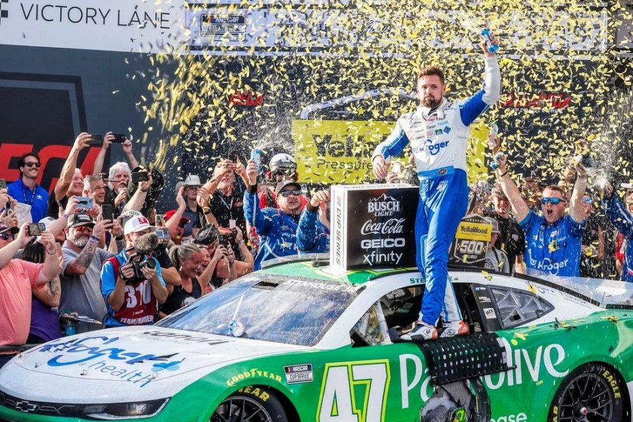 Ricky Stenhouse celebra su victoria sobre el Chevrolet del ITG Daugherty Racing.