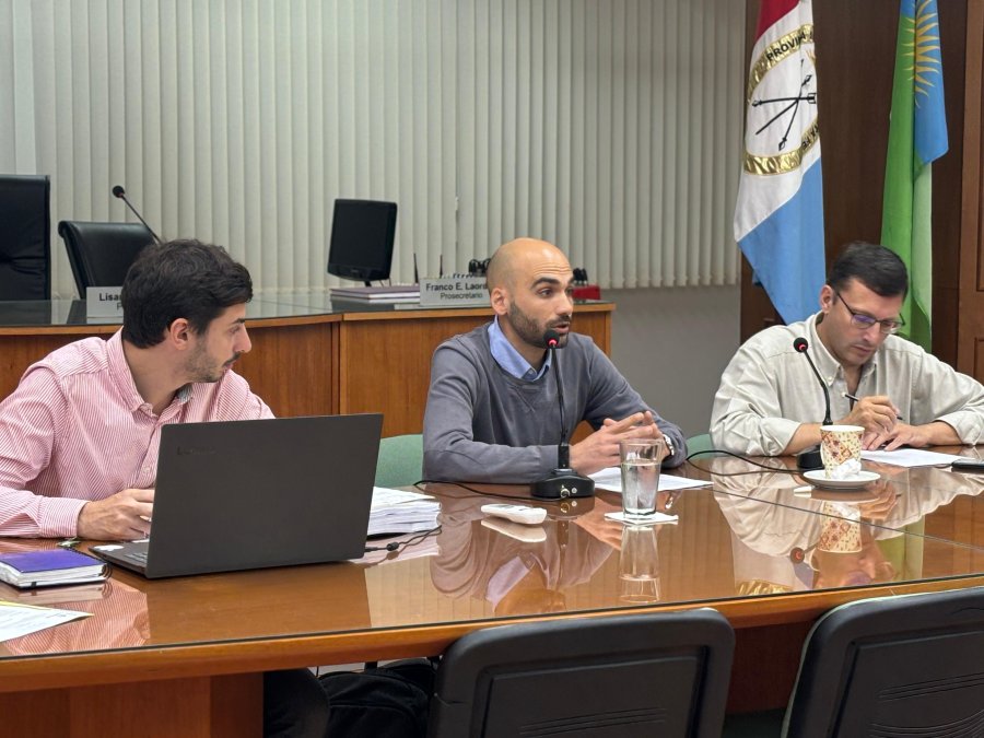 Nicol&aacute;s Abdala, secretario legislativo, Pier Chiatti, conductor Ejecutivo del IMV y el presidente del Concejo, Lisandro M&aacute;rsico.