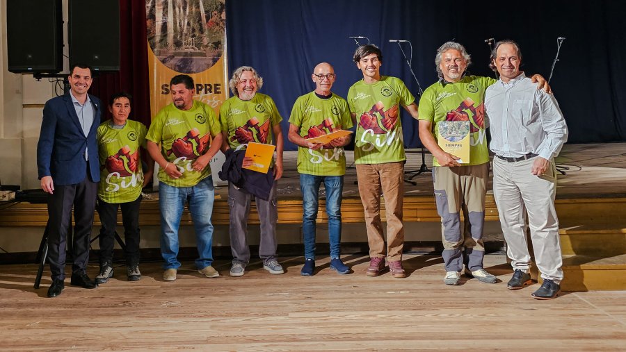 Mauro Gilabert y Diego Lezcano junto a los artistas escultores que comenzaron a trabajar en Legado.