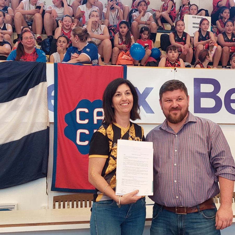 Luciana Paredes, presidente de Libertad, recibi&oacute; de manos de Pablo Pinotti la Declaraci&oacute;n de Inter&eacute;s.