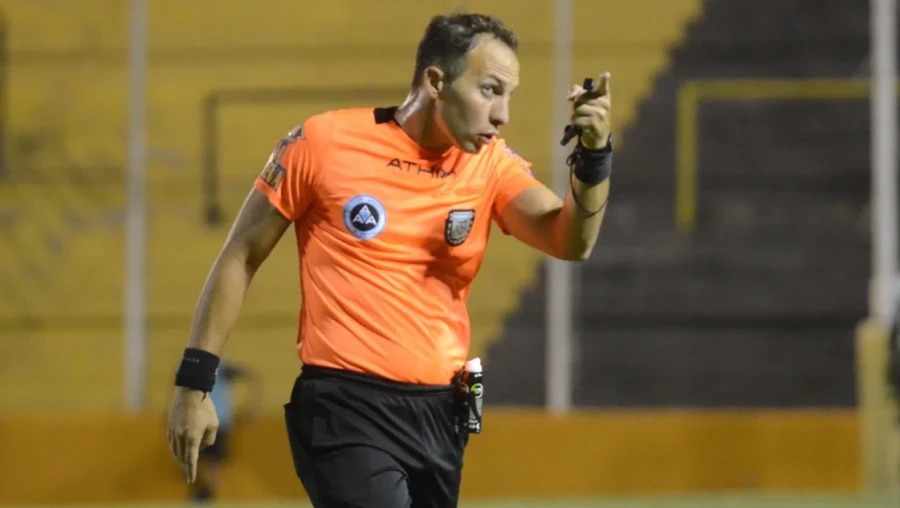 POLEMICO. El árbitro Lucas Comesaña.