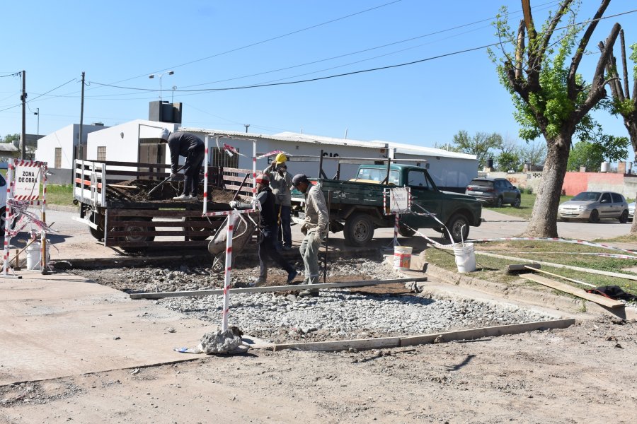 Cuadrilla de obreros municipales en plena labor.