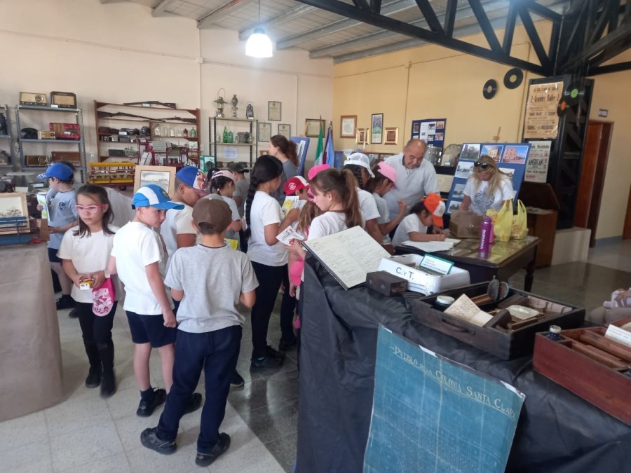 Los educandos en una de las salas del Museo.