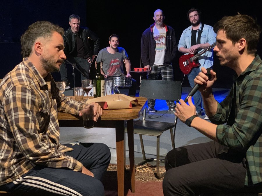 Un accidente del pasado pone en pausa a una banda de rock en pleno momento de ascenso.