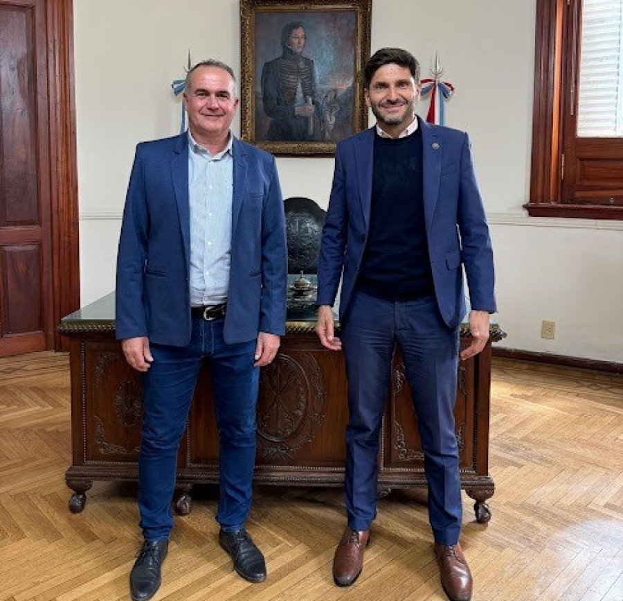 El concejal rafaelino Cefe Mondino junto al gobernador, Maximiliano Pullaro.
