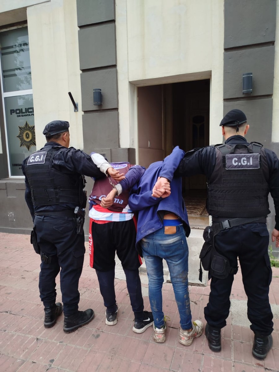 Por el primer hecho fueron detenidos y trasladados a Comisaría N° 2 por el delito de robo calificado por escalamiento en grado de tentativa.