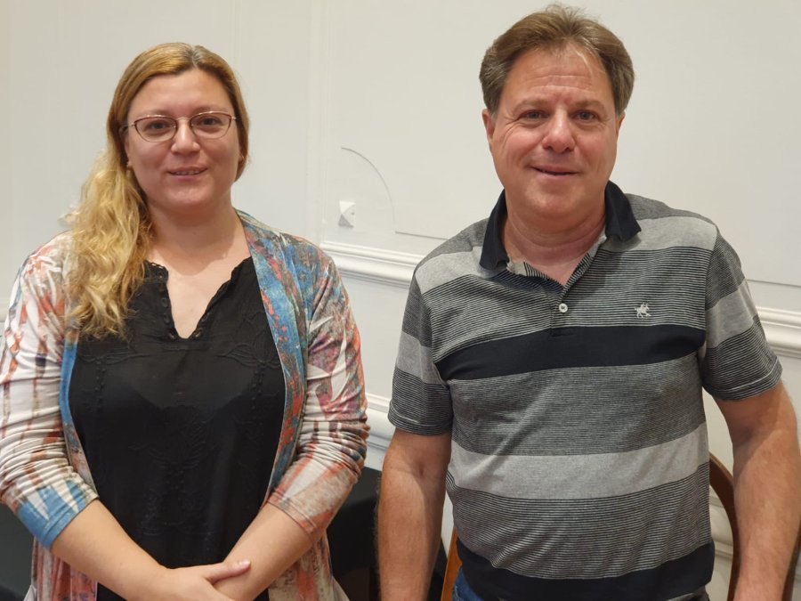 Caren Cipolatti y Jos&eacute; S&aacute;nchez dieron detalles del foro sobre log&iacute;stica en el Instituto Superior del Profesorado.