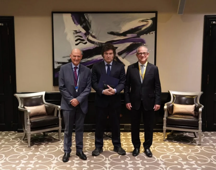 El presidente Javier Milei junto al director Regional de LAFISE, Carlos Melo, y al presidente del CEAL, Roberto Zamora.