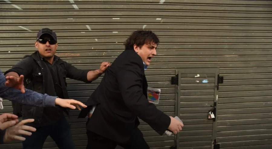 Fran Fijap trata de escapar de los agresores.