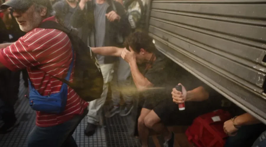 Desde el local arrojaron gas pimienta para alejar a los agresores. (INFOBAE)