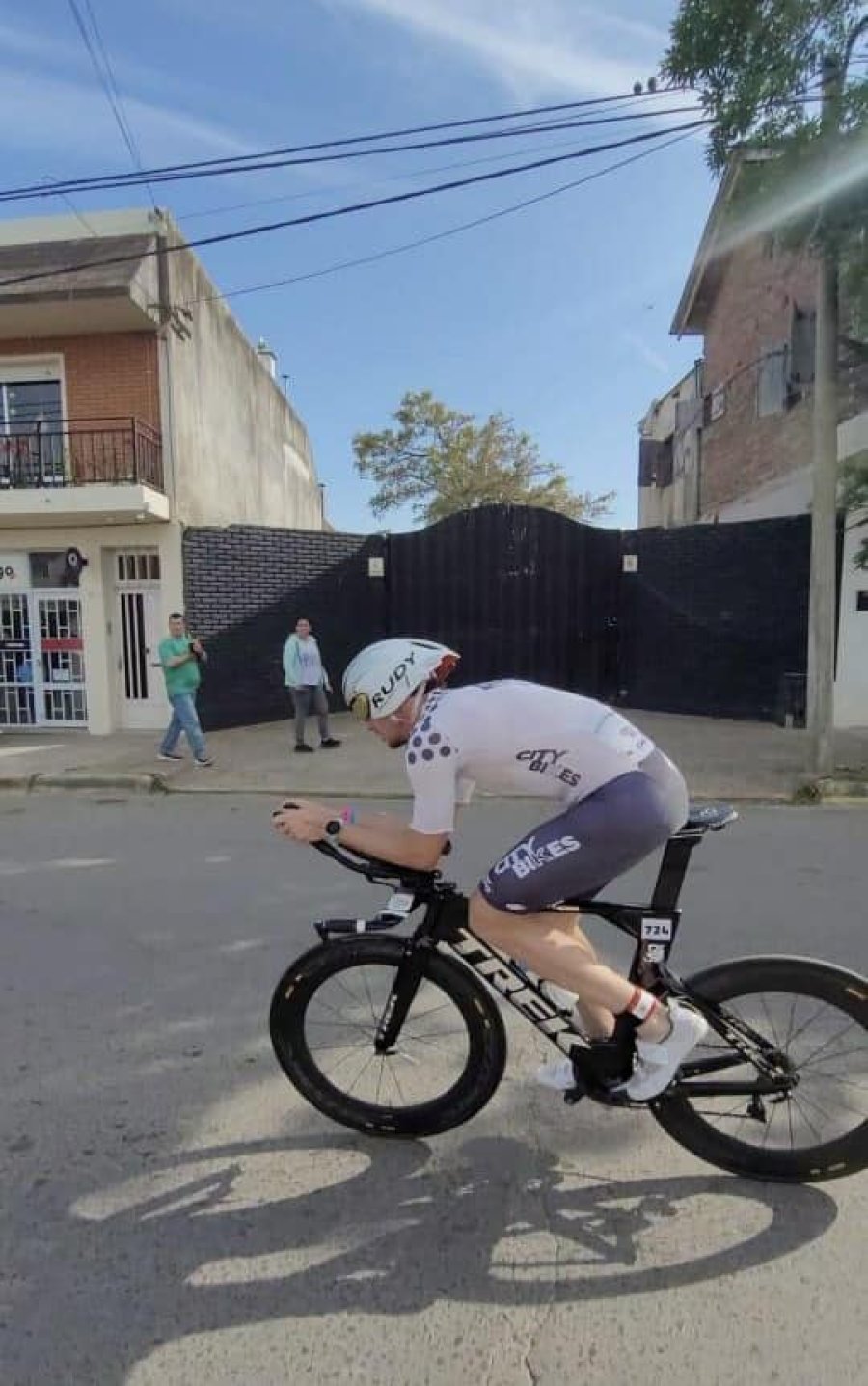 MARCOS PERETTI. Durante el tramo de ciclismo en la ciudad entrerriana.
