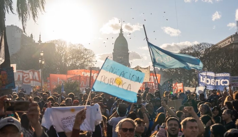 La comunidad universitaria se moviliz&oacute; frente al Congreso durante el tratamiento del veto a la ley de financiamiento de la universidad p&uacute;blica.
