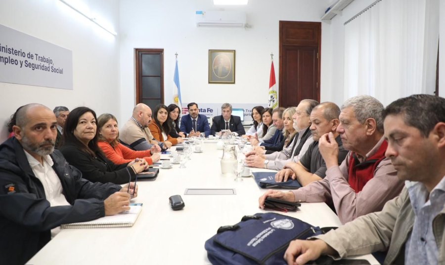 Funcionarios y dirigentes gremiales durante la paritaria hoy por la tarde.