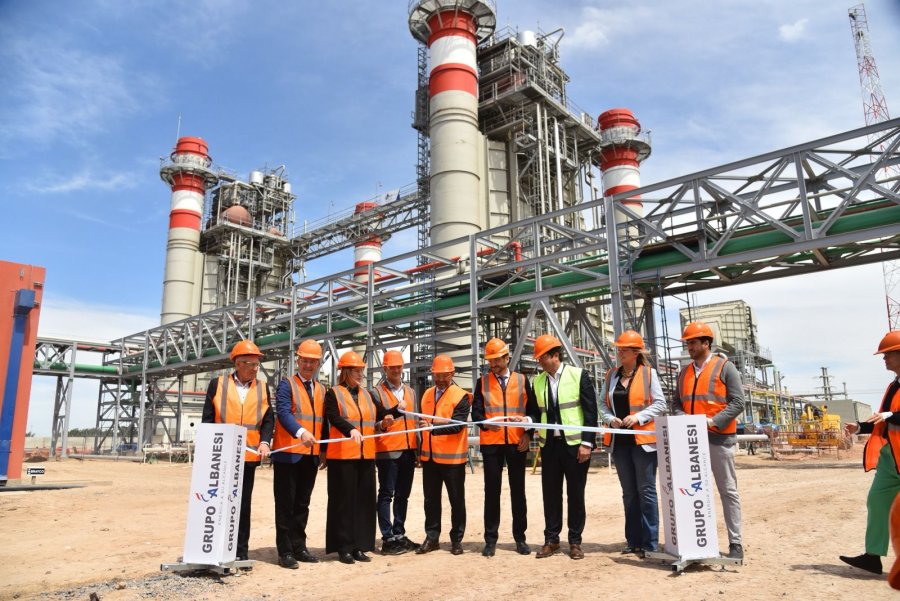 El gobernador Pullaro junto a representantes de Grupo Albanesi en el corte de cintas.