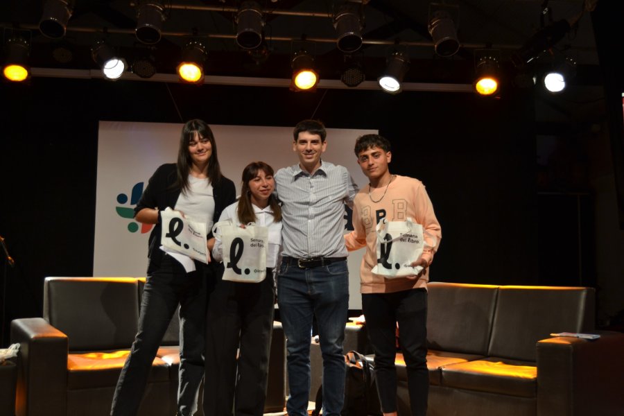 El escritor se present&oacute; en la ciudad.