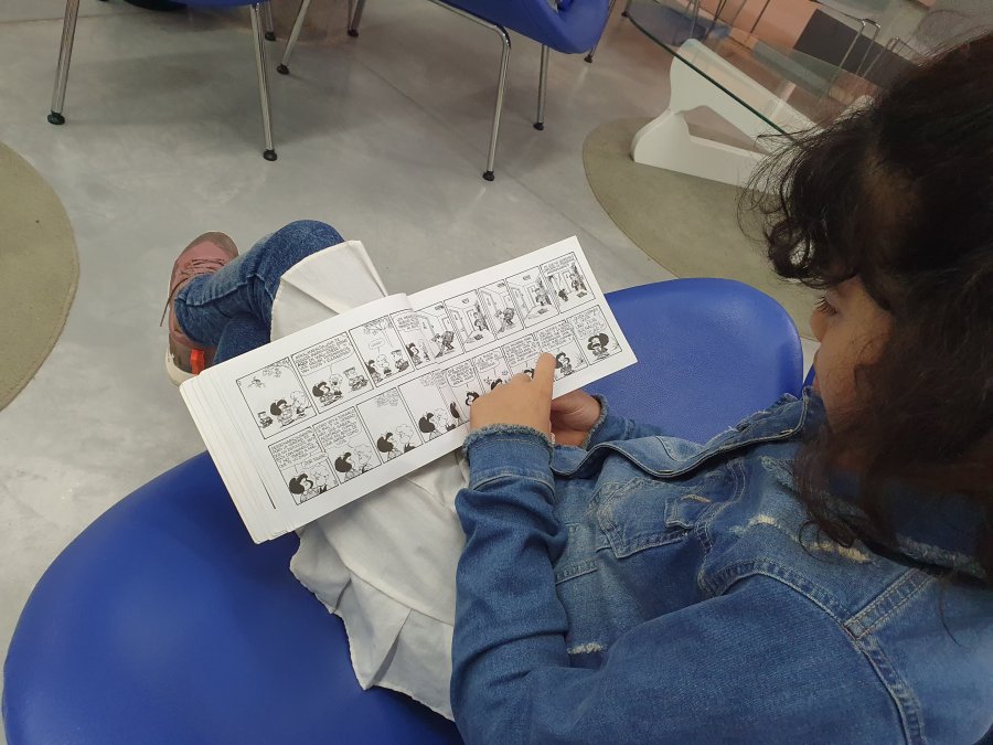 Niños leyendo a Mafalda.