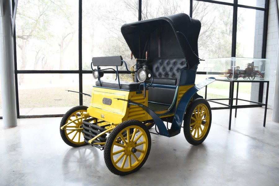 La creaci&oacute;n de Viale en el cobertizo en el que se exhibe.