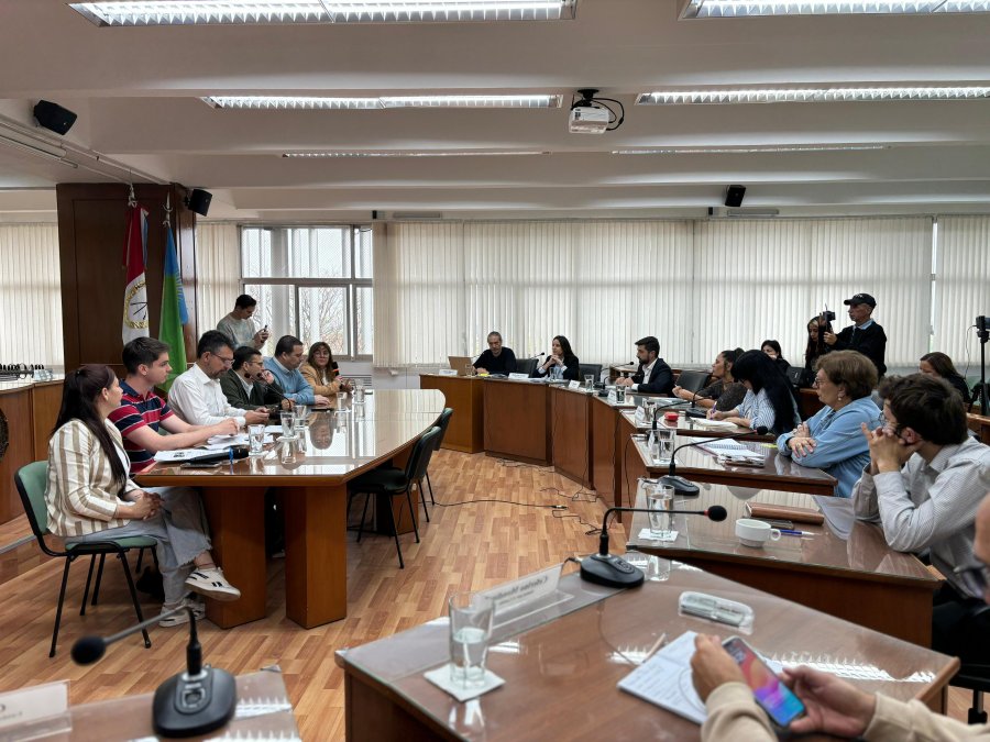 Funcionarios y concejales durante una reuni&oacute;n que, por momentos, fue tensa.