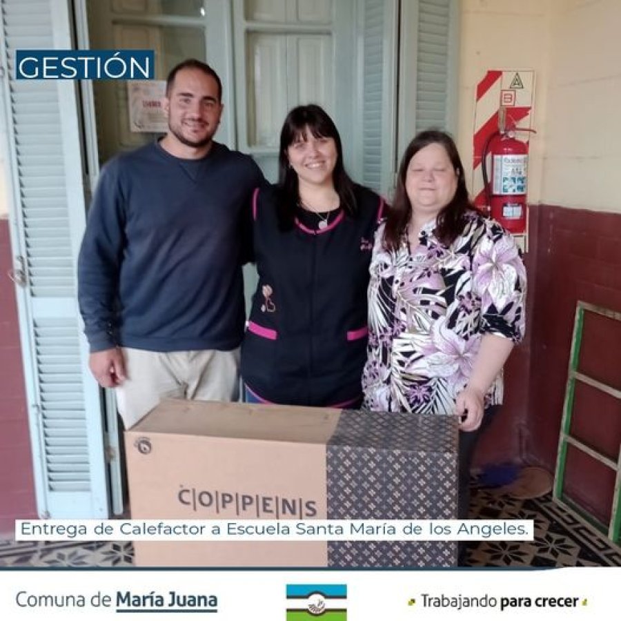 La jefa comunal junto a autoridades escolares en la entrega.