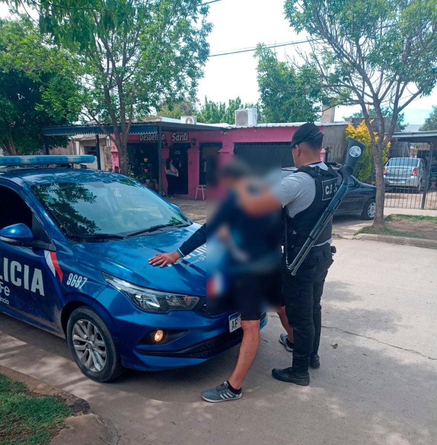 Un hombre fue visto en actitud sospechosa trasladando una amoladora que mas tarde fue recuperada.