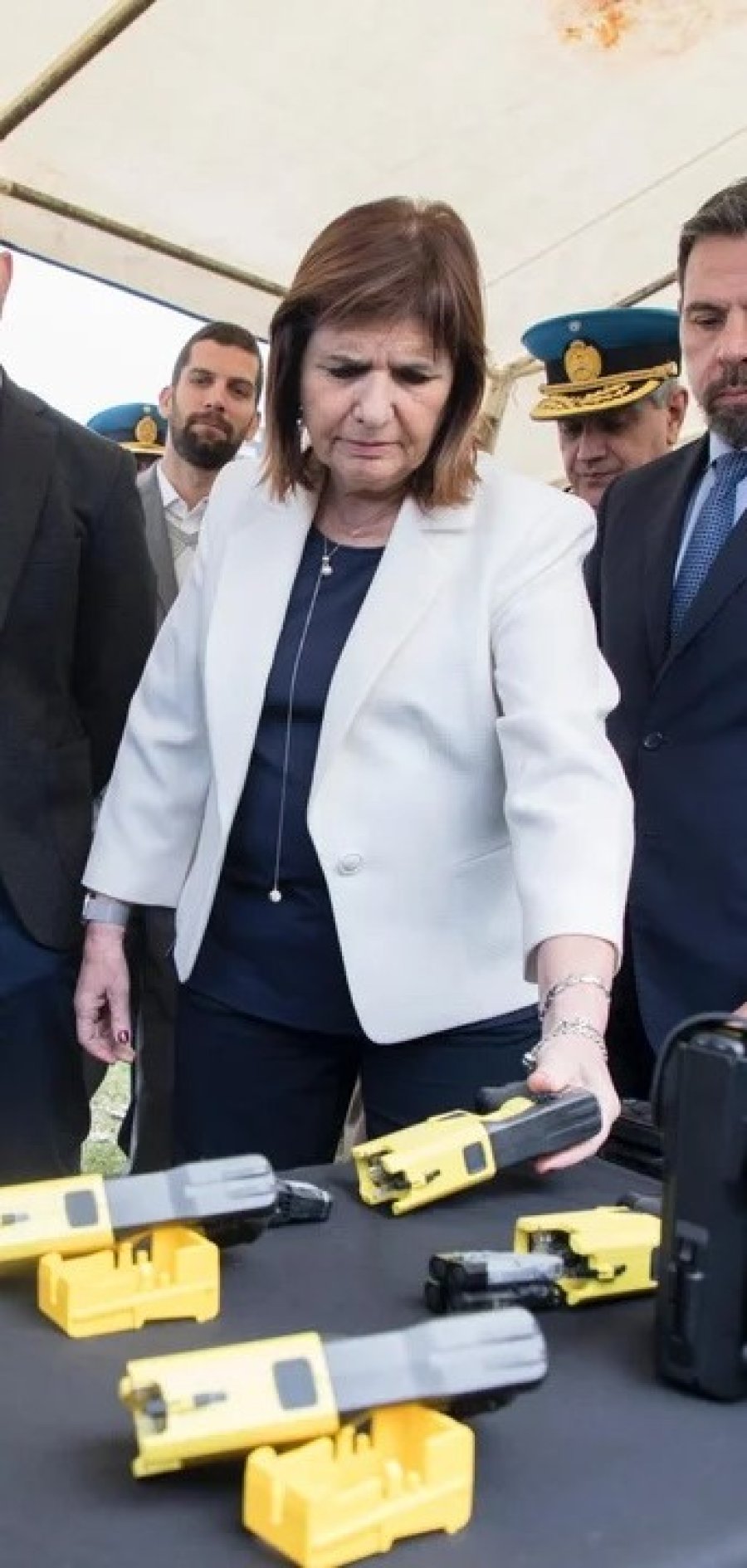 La ministra de Seguridad, Patricia Bullrich, anunció ayer que los oficiales de la Policía Federal comienzan a usar pistolas Taser en las estaciones de trenes y las terminales de micros.